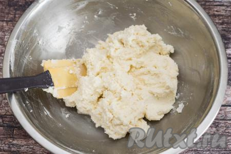 Итоговое тесто для сырников должно получиться комковатым, как на фото, липким, но при этом из него можно слепить округлую заготовку сырника и она будет держать форму. В зависимости от влажности творога, качества муки и размера яйца, может потребоваться от 40 до 60 грамм муки. Поэтому подсыпайте муку небольшими порциями и сразу вмешивайте, следя за консистенцией творожного теста для сырников. У меня был не влажный творог и яйцо размера С1, я добавила 40 грамм муки.