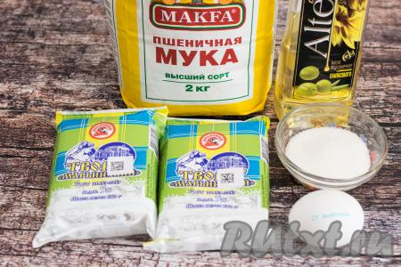 Подготовить продукты для приготовления классических пышных сырников из творога на сковороде. Творог я советую брать жирностью от 5% и выше, всё-таки жирность творога влияет на вкус сырников.