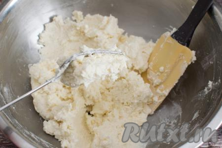 Чтобы убедиться в том, что вы получили тесто для сырников нужной консистенции, можно взять часть творожного теста на вилку, перевернуть её и тесто должно не сразу упасть, а подержаться на вилке, как минимум, секунд 5. Чтобы сырники были пышными и нежными, муки нужно добавлять столько, чтобы тесто начало держать форму. Если добавить больше муки, тогда сырники будут на вкус "резиновыми", а если меньше - они начнут расплываться при жарке.