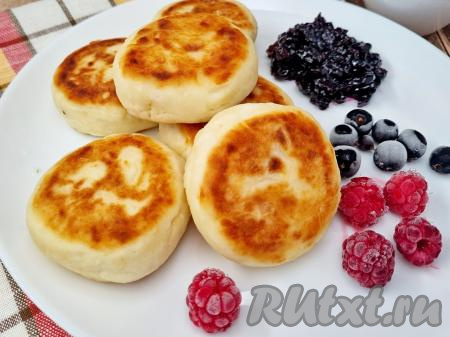 Классический рецепт пышных сырников из творога на сковороде 