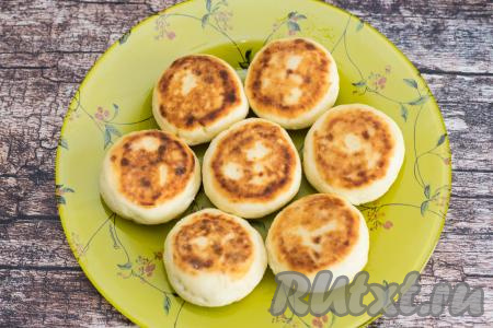 Готовые сырники переложить со сковороды на плоскую тарелку. Излишки масла можно убрать при помощи бумажных салфеток.