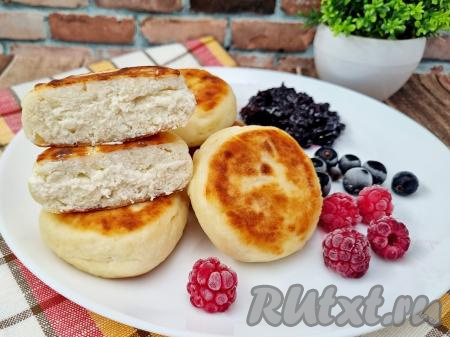 А вот как этот воздушный сырник выглядит в разрезе, в нём сочетается аппетитная корочка и белоснежная, нежнейшая мякоть. Очень вкусно, обязательно приготовьте для себя и своих близких!