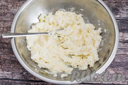 Если творог однородный, как у меня, тогда достаточно смешать творог с яйцом и сахаром обычной вилкой, разминая небольшие комочки творога, если они есть. Если же творог сильно крупинчатый, тогда лучше пробить творог с яйцом и сахаром погружным блендером, чтобы точно была однородная масса.