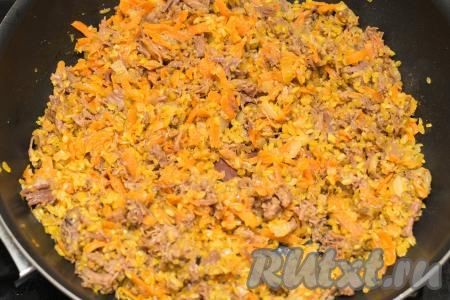 Обжарить булгур, иногда помешивая, в течение 2-3 минут. Благодаря обжариванию булгур получится особенно вкусным и ароматным.