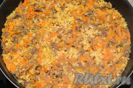 Вода должна полностью выпариться, а булгур должен стать рассыпчатым, мягким. У меня булгур был готов через 25 минут с момента закипания воды, но многое зависит от сорта булгура. Поэтому по прошествии 20 минут с момента закипания воды откройте крышку и попробуйте булгур на вкус, проверьте наличие воды, если булгур мягкий и воды нет, значит убирайте с огня.