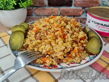 Рассыпчатый булгур с нежными кусочками тушёнки разложить со сковороды по тарелкам и в горячем виде подать аппетитное, насыщенное, вкусное блюдо к столу.