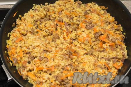 Сковороду с готовым блюдом убрать с огня, перемешать.