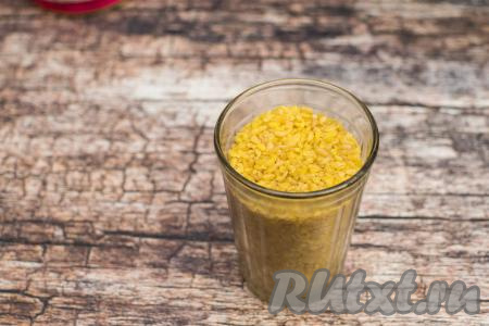 Отмерить необходимое количество булгура. Я отмеряю стаканом объёмом 200 миллилитров. Именно этим же стаканом я в дальнейшем отмеряю и воду. Воды нужно будет в 2 раза больше, чем булгура (то есть для приготовления 1 стакана булгура потребуется 2 стакана воды такого же объёма).