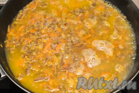 Пока обжаривается булгур, нужно вскипятить в чайнике 400 миллилитров воды. После того как булгур с тушёнкой, морковью и луком обжарится в течение 2-3 минут, влить в сковороду 400 миллилитров кипящей воды, перемешать, добавить соль по вкусу (добавляя соль, учитывайте, что тушёнка солёная). Довести воду до кипения, убавить огонь до минимума, накрыть сковороду крышкой, готовить 20-25 минут. Перемешивать в процессе приготовления не нужно.