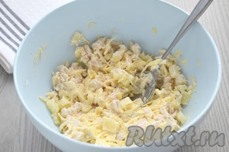 Если нужно, подсаливаем смесь из сыра, курицы и ананасов. После этого начинка для тарталеток будет готова.