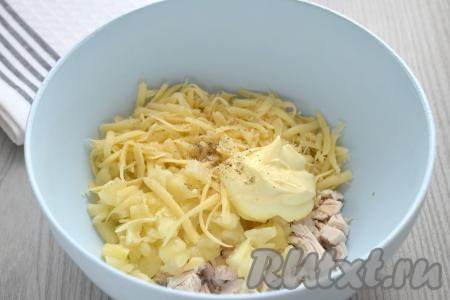 Сразу же по вкусу перчим, выкладываем майонез, перемешиваем.