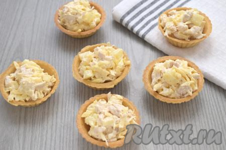 Раскладываем начинку по тарталеткам, полностью заполняя их, как на фото. Я разложила по 6 тарталеткам, но количество тарталеток, которые вы заполните, зависит от размера тарталеток, которые вы используете.&nbsp;Песочные тарталетки, по которым будем раскладывать начинку, можно купить практически в любом продуктовом магазине.