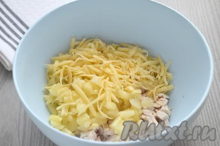 Сюда же добавляем сыр, натёртый на крупной тёрке.