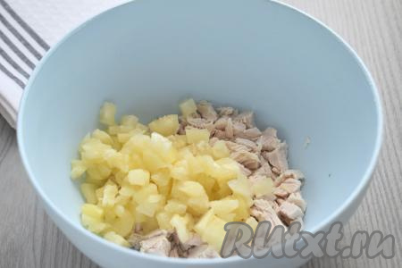 Консервированный ананас вынимаем из банки, выкладываем на бумажные полотенца, чтобы убрать остатки сока, в котором фрукты были в банке. Нарезаем ананасы на маленькие кубики, добавляем в миску с куриным мясом.