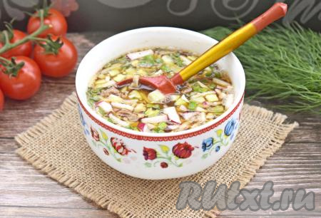 При желании в тарелку с окрошкой, приготовленной с говядиной на квасе, можно добавить сметану или горчицу. Это приятно освежающее блюдо и насытит, и приятно освежит в любой жаркий день.