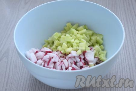 Вымытый свежий огурец очищаем от шкурки, нарезаем его на маленькие кубики, выкладываем в миску с говядиной и редисом.