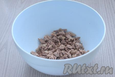 Говядину нарезаем на маленькие кусочки, выкладываем в глубокую миску.