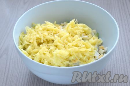 Сюда же выкладываем очищенную варёную картошку, натёртую на крупной тёрке.