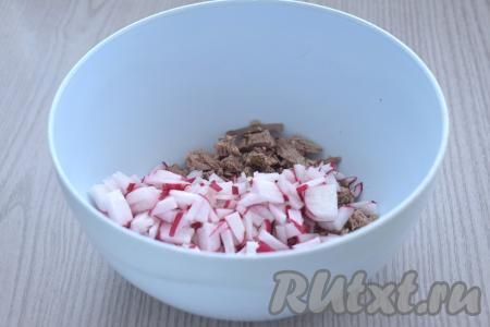 Редис моем, отрезаем хвостики с двух сторон. Нарезаем редиску на мелкие кубики, добавляем в миску с нарезанным мясом.