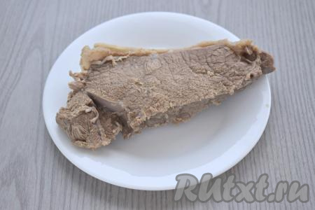 Сперва нужно сварить говядину, для этого вымытое мясо нужно выложить в кастрюлю, залить полностью водой, поставить на огонь, после закипания воды, убавив огонь, отварить до готовности (ориентировочно с момента закипания воды на варку потребуется 1,5 часа). В отдельной кастрюле, не очищая от кожуры, отварить до готовности картофель (в течение 25-30 минут с момента начала кипения воды, готовые клубни будут легко прокалываться ножом). Яйца отварить в течение 10 минут после закипания воды. Варёной говядине, картошке и яйцам даём полностью остыть.