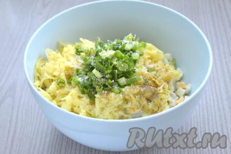 Для окрошки можно взять любую свежую зелень (например, зелёный лук, петрушку, укроп). Зелень моем, нарезаем мелко, добавляем в миску, сразу же солим и перчим получившийся салат, тщательно перемешиваем.