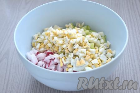 Варёные яйца очищаем, тоже нарезаем на небольшие кубики, перекладываем в миску с мясом и овощами.