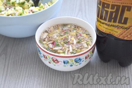 Раскладываем получившийся салат по глубоким тарелкам, заливаем холодным квасом и подаём окрошку с говядиной к столу. При таком варианте подачи, добавляя больше или меньше кваса в каждую тарелку, вы можете регулировать густоту окрошки, учитывая предпочтения каждого члена семьи. Но, безусловно, можно и сразу в миску с салатом влить квас, перемешать, а после этого разливать окрошку по тарелкам. Тут уж решайте сами, какая подача вам больше нравится.&nbsp;