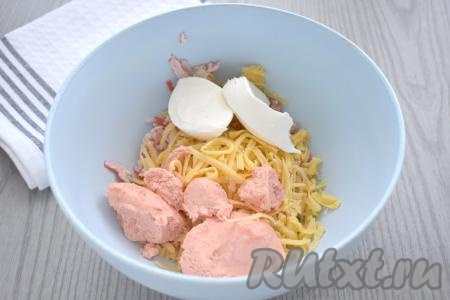 К крабовым палочкам и натёртому твёрдому сыру выкладываем творожный сыр и икру.