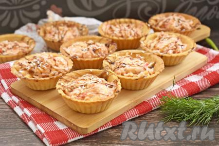 Аппетитные тарталетки, запечённые с крабовыми палочками, творожным сыром и икрой в духовке, к столу лучше всего подавать горячими, хотя и после остывания они остаются вкусными. Уверена, эта насыщенная, нежная, пикантная закуска понравится многим!