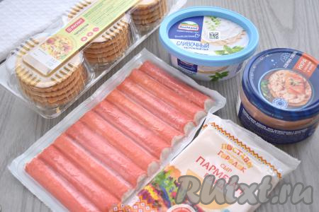 Подготовим продукты для приготовления тарталеток с крабовыми палочками и творожным сыром, запечённых в духовке. Для этого блюда можно взять&nbsp;недорогую подкопчённую или копчёную икру (например, икру мойвы, салаки, щуки или, как у меня, лосося в соусе). Крабовые палочки, если они заморожены, нужно будет полностью разморозить при комнатной температуре. Песочные тарталетки можно купить практически в любом продуктовом магазине.
