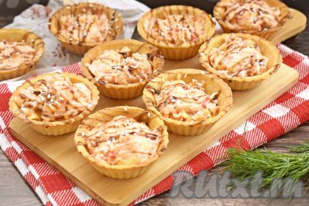 Тарталетки с крабовыми палочками и творожным сыром, запечённые в духовке