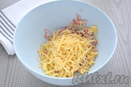 Твёрдый сыр натираем на крупной тёрке, добавляем в миску с крабовыми палочками.