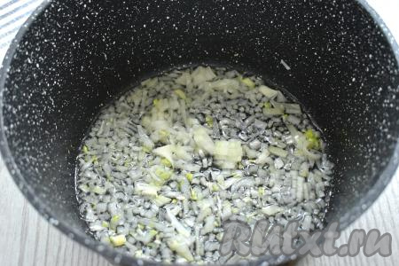 Лук и морковь очищаем. Капусту промываем водой. В глубокой сковороде (или в кастрюле с толстым дном, или в казане) разогреваем растительное масло на достаточно сильном огне, уменьшаем огонь до среднего, выкладываем мелко нарезанный лук. Обжариваем лук до мягкости (в течение 3-4 минут), не забывая периодически перемешивать, чтобы он не подгорел.