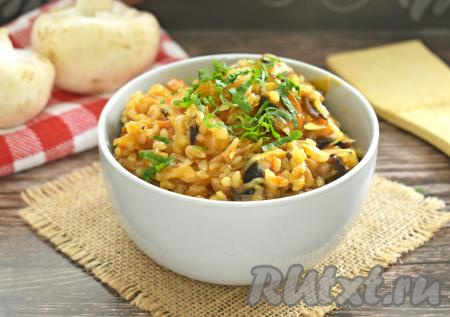 Капуста, тушёную с грибами и рисом, раскладываем по тарелкам, по желанию, посыпаем мелко нарезанной зеленью и в горячем виде подаём сытное, вкусное аппетитное блюдо к столу.