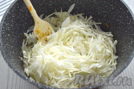 К грибам, обжаренным с овощами, выкладываем капусту, нарезанную на тонкие полоски, перемешиваем. Обжариваем капусту с шампиньонами минут 10-12 (капуста должна стать более мягкой, уменьшившись в объёме). Для того чтобы капуста не пригорела, в процессе жарки вливаем к ней 70 миллилитров воды.