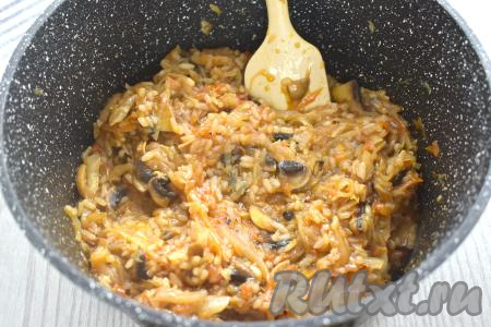 Убавляем огонь до минимума, тушим капусту с рисом и грибами под крышкой минут 20-25 (до мягкости риса и впитывания воды), периодически перемешивая. У меня блюдо было готово через 20 минут с момента закипания воды.