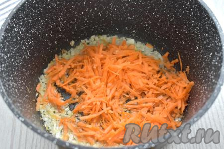 После того как лук станет мягким, добавляем к нему морковку, натёртую на крупной тёрке, перемешиваем овощи, готовим их 5 минут (морковь должна стать достаточно мягкой), время от времени перемешивая.