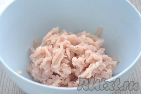 Прокручиваем куриное мясо через мясорубку в глубокую миску.