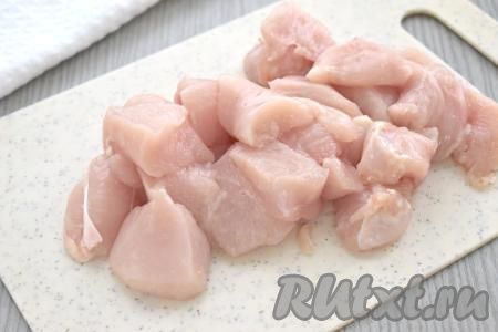 Куриное филе моем, немного обсушиваем, нарезаем на кусочки, чтобы их было удобно пропускать через мясорубку.