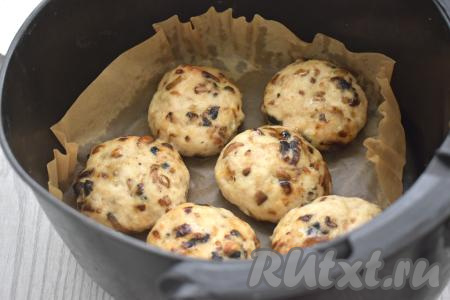 Уставляем температуру аэрогриля 180 градусов, время - 25 минут. По прошествии 13 минут с момента начала запекания курино-грибные котлеты переворачиваем и готовим оставшиеся 12 минут. Я готовила котлеты в аэрогриле мощностью 1400 Ватт с одним ТЭН-ом, по прошествии 25 минут они у меня были полностью готовы. Если у вас другая мощность аэрогриля, значит время приготовления нужно скорректировать.