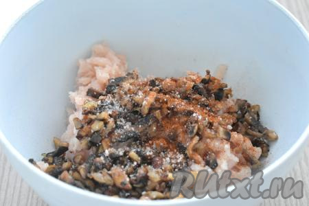 В миску с получившимся куриным фаршем выкладываем остывшие обжаренные грибы с луком, солим, приправляем специями (я в качестве специй добавила чёрный молотый перец и молотую паприку).