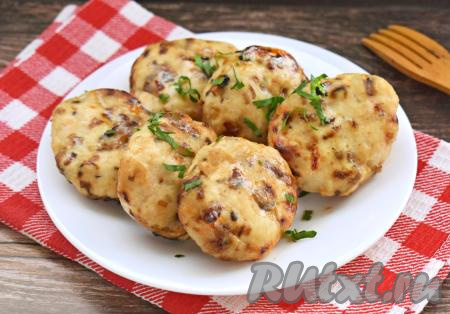 Сочные, аппетитные, вкусные куриные котлеты, приготовленные с грибами, достаём из чаши аэрогриля и, дополнив гарниром, подаём в горячем виде к столу.&nbsp;