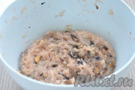 Перемешиваем фарш до однородности, равномерно распределяя грибы по фаршу.