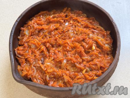 Поверх минтая выложить оставшиеся тушёные овощи, полностью закрывая рыбу. Накрыть форму для запекания фольгой.