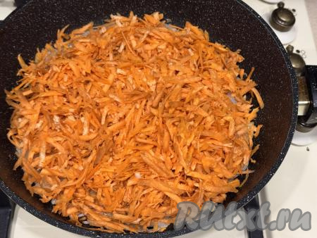 В сковороду с обжаренным луком выложить морковь, натёртую на крупной тёрке, перемешать. Обжарить овощи в течение 6-7 минут (до мягкости морковки), периодически перемешивая.&nbsp;