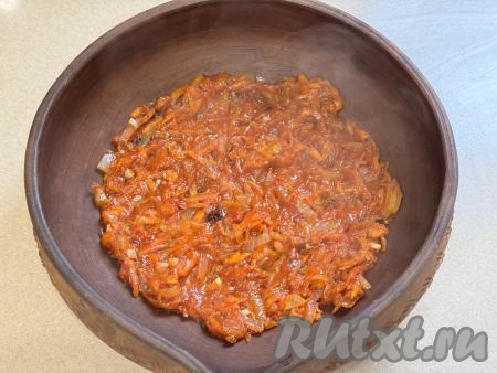 В жаропрочную форму (у меня форма диаметром 20 сантиметров) выложить половину моркови с луком в томатном соусе.