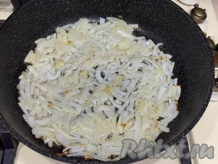 Обжарить лук на среднем огне, периодически перемешивая, до слегка золотистого цвета (ориентировочно в течение 5 минут), иногда помешивая.&nbsp;