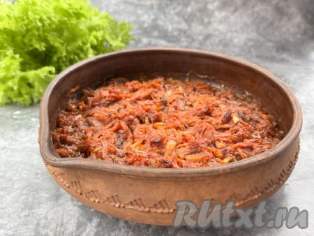 Поставить форму с филе минтая под шубой из моркови и лука в разогретую до 200 градусов духовку,&nbsp;запекать 40 минут.&nbsp;Готовое блюдо достать из духовки.