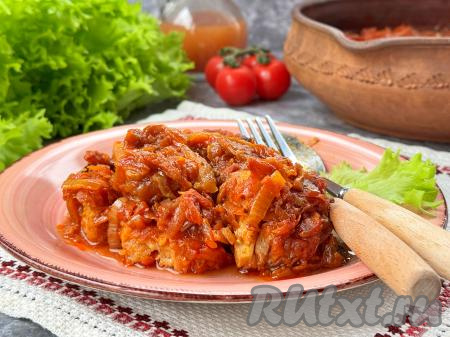 Нежнейшее филе&nbsp;минтая вместе с сочной, аппетитной шубой из моркови и лука, под которой рыбка запекалась в духовке, разложить по тарелкам и, дополнив гарниром (например, рисом, картофелем), в горячем виде подать вкусное, пикантное блюдо к столу.&nbsp;