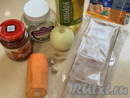 Подготовить продукты для приготовления филе минтая под шубой из моркови и лука в духовке. Для этого блюда можно купить минтая, уже разделанного на филе (у меня - филе минтая в брикетах), разморозить. Но можно купить и целые тушки минтая, разморозить их, удалить кожу с рыбы, внутренности из брюшка и хребет с костями, в результате у вас получится филе минтая. Лук, чеснок и морковь почистить.